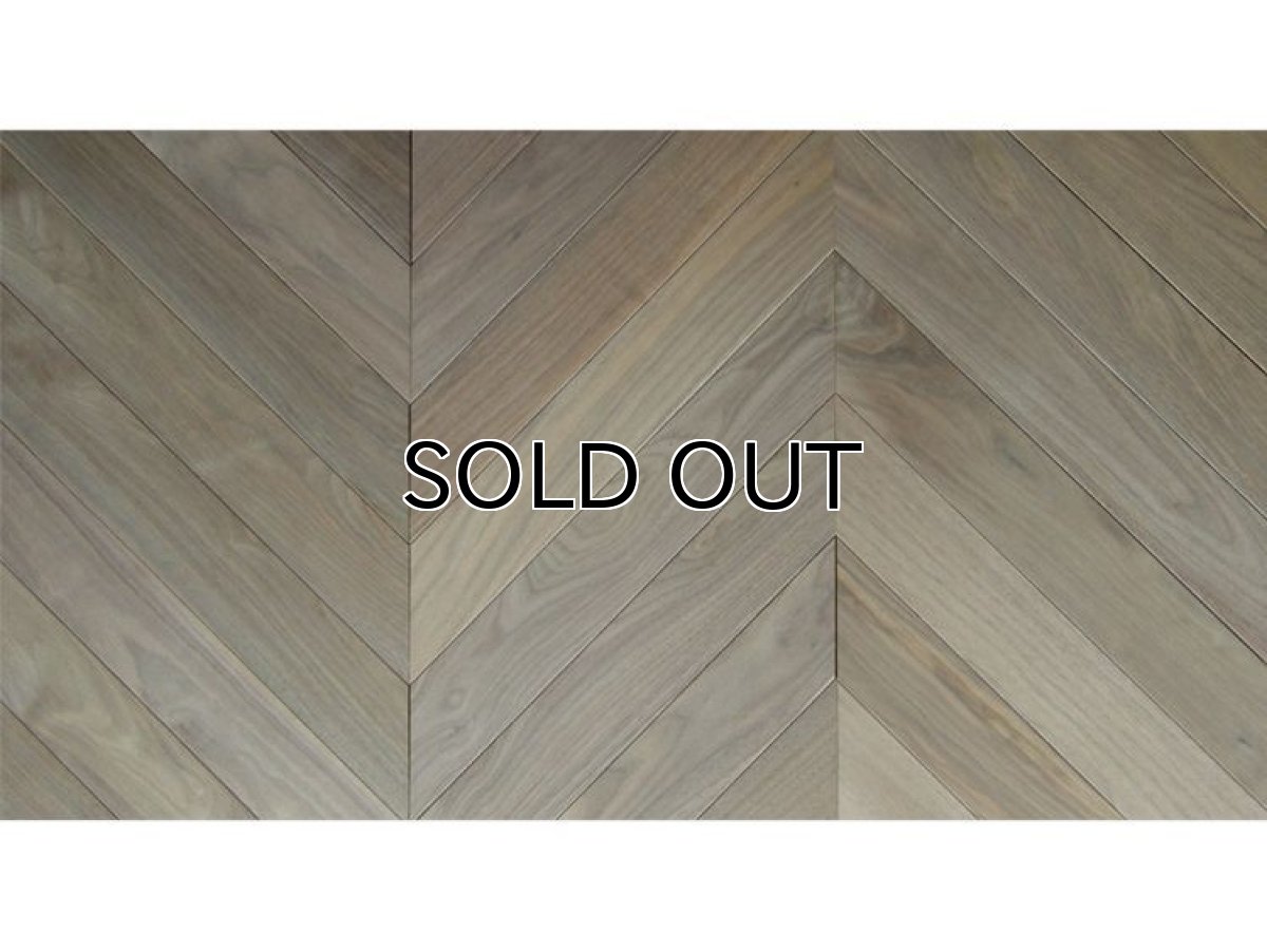 画像2: アメリカンブラックウォールナット無垢フローリング・フレンチヘリンボーン貼り用・無塗装　540×90×15 (2)